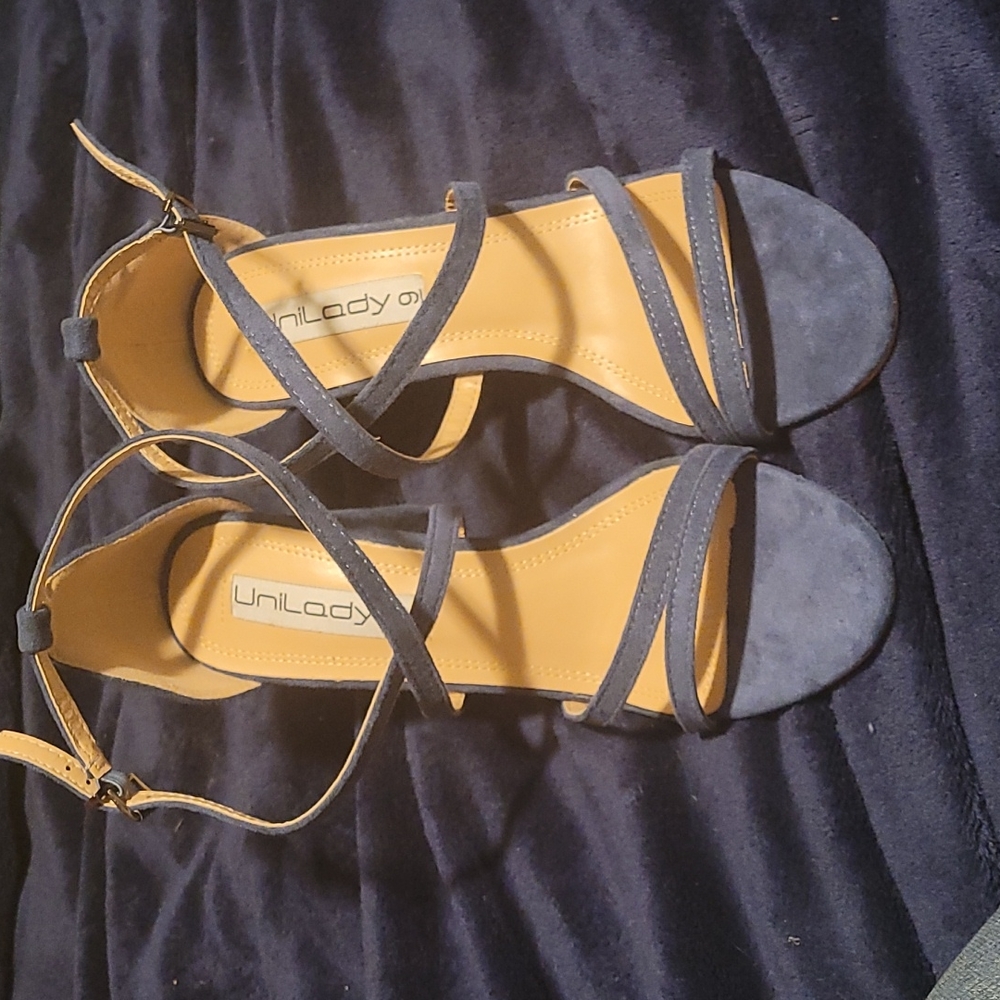 Size 9 chunky heal beautiful blue, velvet fabric. Worn once for 20 minutes